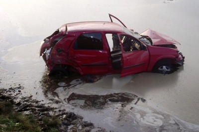 Campo Maior-PI: Motorista perde controle da direção e joga carro dentro do açude